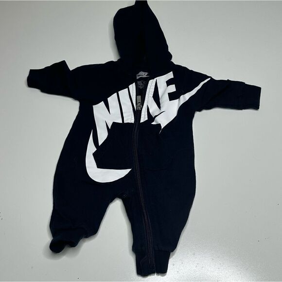 Nike newborn black and white‎ full zip onesie. - Picture 5 of 6